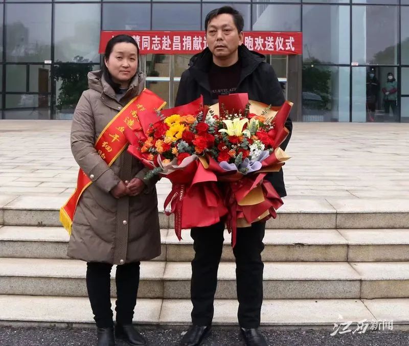 造血干细胞捐献者杨女士，左一.jpg